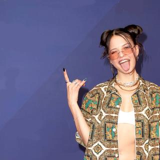 Nina Chuba streckt die Zunge raus und schaut in die Kamera. (Foto: IMAGO / Eventpress)