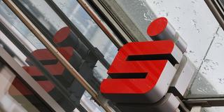 Das Logo der Sparkasse an einer Außenfassade (Foto: IMAGO / STPP)