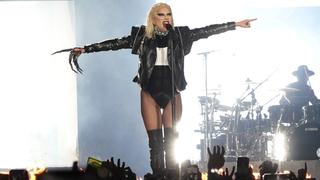 Sängerin Lady Gaga in einem schwarzen Outfit auf der Bühne bei einem Auftritt (Foto: IMAGO / ZUMA Wire)