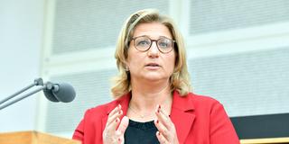 Anke Rehlinger spricht im saarländischen Landtag (Foto: IMAGO / BeckerBredel)