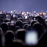 Konzertbesucher filmen mit ihren Handys vor der Bühne. (Foto: IMAGO / Gonzales Photo)