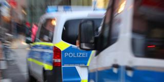Einsatzfahrzeuge der Polizei (Foto: IMAGO / Maximilian Koch)