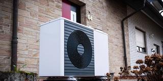 Wärmepumpe vor der Hauswand eines Reihenhauses (Foto: IMAGO / Robert Poorten)