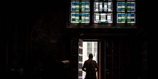 Ein Mann verlässt eine dunkle Kirche (Foto: IMAGO / Funke Foto Services)