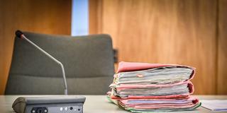 Akten eines Gerichtsprozesses liegen auf dem Tisch (Foto: IMAGO / Funke Foto Services)