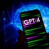 Eine Hand hält ein Handy mit der Aufschrift "GPT 4" (Foto: IMAGO / NurPhoto)