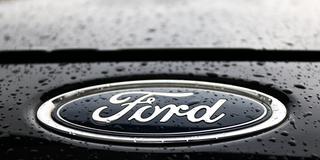 Logo des Autoherstellers Ford auf einem Fahrezug (Foto: IMAGO / NurPhoto)