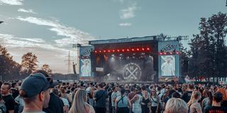Fans feiern den Auftritt einer Band beim Rocco del Schlacko (Foto: IMAGO / Eibner)