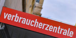 Verbraucherzentrale, Logo auf einem Schild (Foto: IMAGO / Jan Huebner)