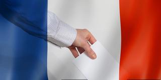Symbolbild. Wahlen in Frankreich. Frz. Flagge mit Person, die Stimmzettel in die Urne wirft. (Foto: IMAGO / Pond5 Images)