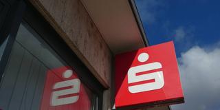 Schiftzug der Sparkasse an einer Filiale  (Foto: IMAGO / Horst Galuschka)