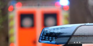 Polizeiblaulicht mit einem Krankenwagen im Hintergrund (Foto: IMAGO / Ulrich Wagner)
