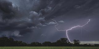 Blitze am Himmel während eines Gewitters (Foto: IMAGO / photothek / Florian Gaertner)