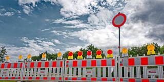 Straßensperrung. Absperrbarken auf der Straße. (Foto: IMAGO / Rolf Poss)
