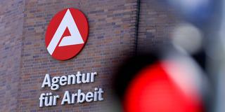 Logo: Agentur für Arbeit (Foto: IMAGO / Revierfoto)