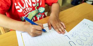 Ein kleines Kind macht Schreibübungen (Foto: IMAGO / Herrmann Agenturfotografie)