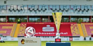 Symbolbild: Spielball und Trophäe, Pokal vom Saarlandpokal (Foto: IMAGO / Jan Huebner)