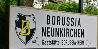 Fußballverein Borussia Neunkirchen. Schild vor dem Ellenfeldstadion (Foto: IMAGO / BeckerBredel)