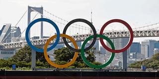 Olympische Ringe vor der Rainbow Bridge, im Hafen von Tokio (Foto: IMAGO / Sven Simon)