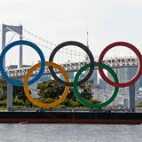 Olympische Ringe vor der Rainbow Bridge, im Hafen von Tokio (Foto: IMAGO / Sven Simon)