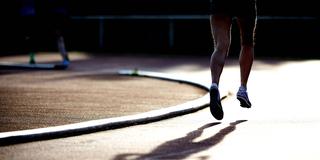 Beine und Schatten einer Läuferin auf der Tartanbahn (Foto: IMAGO / Beautiful Sports)