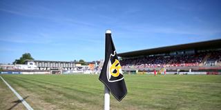 Eckfahne auf dem Fußballfeld im Ellenfeldstadion der Borussia Neunkirchen (Foto: IMAGO / Jan Huebner)
