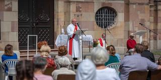 Ein ökumenischer Pfingstgottesdienst vor der Ludwigskirche in Saarbrücken. (Foto: IMAGO / Becker&Bredel)