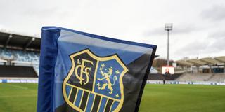Eckfahne mit dem Logo des 1. FC Saarbrücken im Ludwigsparkstadion (Foto: IMAGO / Nico Herbertz)