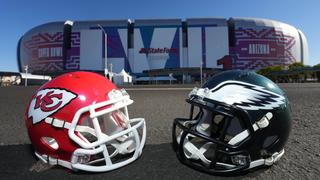 Zwei Helme liegen auf dem Boden. Im Hintergrund sieht man ein Stadium. (Foto: IMAGO / USA TODAY Network)