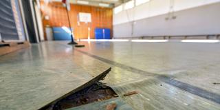 Maroder Boden einer Sporthalle (Foto: IMAGO / Funke Foto Services)