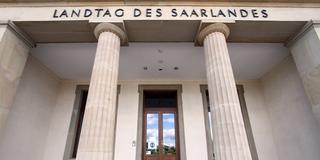 Eingang des Saarländichen Landtages in Saarbrücken (Foto: IMAGO / Ralph Peters)