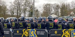 Polizei-Einsatz am Rande eines Fußballspiels des 1. FC Saarbrücken (Foto: IMAGO / BeckerBredel)