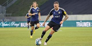 Patrick Schmidt und Tim Civeja (1. FC Saarbrücken) im Ludwigsparkstadion. (Foto: IMAGO / Fussball-News Saarland)