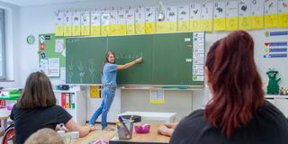 Eine Lehrerin unterrichtet in der Klasse einer Förderschule (Foto: Imago/BeckerBredel)