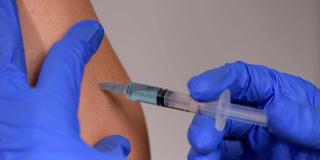 Eine Spritze zur Schutzimpfung wird verabreicht (Foto: IMAGO / MiS)