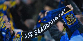 Fans von Saarbrücken zeigen ihre Schals in der Fankurve. (Foto: IMAGO / eu-images)