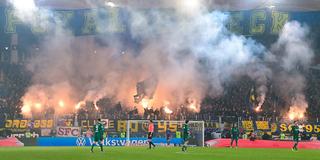 Fans des 1. FC Saarbrücken zünden Pyrotechnik während des Pokalspiels im Ludwigspark (Foto: IMAGO / eu-images)