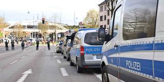 Polizei sperrt die Straßen rund um das Ludwigsparkstadion vor einem Fußballspiel  (Foto: IMAGO / Fussball-News Saarland)