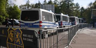 Fahrzeuge der Polizei stehen vor dem Saarbrücker Ludwigsparkstadion. (Foto: IMAGO / Fussball-News Saarland)