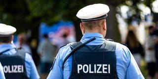 Polizisten auf Patrouille in der Fußgängerzone (Foto: IMAGO / Zoonar)