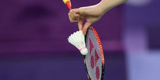 Badminton. Spieler beim Aufschlag (Foto: IMAGO / MAXPPP / Thierry LARRET)
