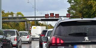 Autos stauen sich nach einem Verkehrsunfall auf der Saarbrücker Stadtautobahn A 620 (Foto: IMAGO / BeckerBredel)