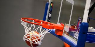 Ein Basketball landet im Korb (Foto: IMAGO / Sven Simon)