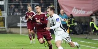 Tom Zimmerschied (SV 07 Elversberg) im Zweikampf um den Ball. (Foto: IMAGO / Fussball-News Saarland)