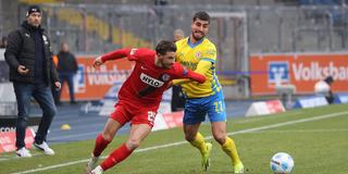 Lukas Petkov (SV Elversberg) im Zweikampf um den Ball (Foto: IMAGO / regios24)