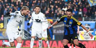 Kasim Rabihic (1. FC Saarbrücken) am Ball. (Foto: IMAGO / Jan Huebner)