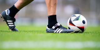 Offizieller Spielball der dritten Fußball-Bundesliga auf dem Rasen (Foto: IMAGO / Noah Wedel)