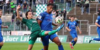 Minos Gouras (FC 08 Homburg) und Yannick Osee (SGV Freiberg) im Zweikampf (Foto: IMAGO / Fussball-News Saarland)