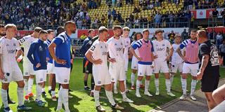 Spieler des FC Saarbrücken stellen sich nach verdienter Niederlage einem Fanvertreter (Foto: IMAGO / Fussball-News Saarland)