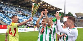 Spieler des FC Homburg (Tom Kretzschmar, Mart Ristl, Tim Steinmetz) feiern den Saarlandpokal im Saarbrücker Ludwigsparkstadion 2025 (Foto: IMAGO / Fussball-News Saarland)